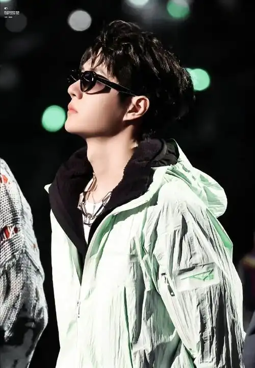 王一博的侧脸,是摄影师竞相追逐的聚焦点,额头,眉骨,鼻梁,唇部线条