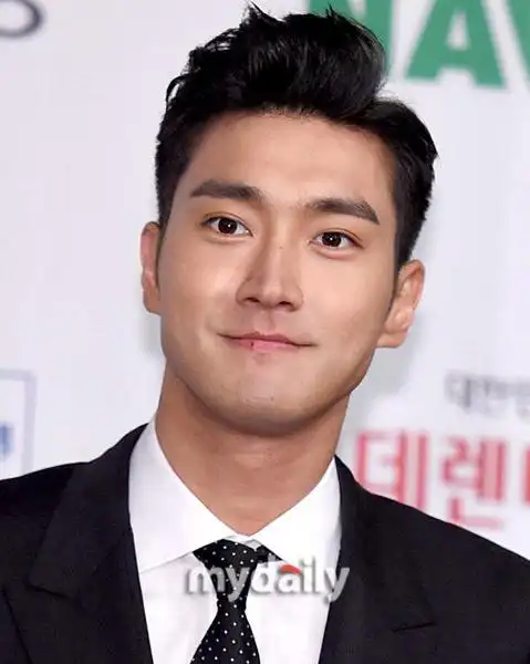 崔始源通过义务警察选拔测试 将年内服兵役