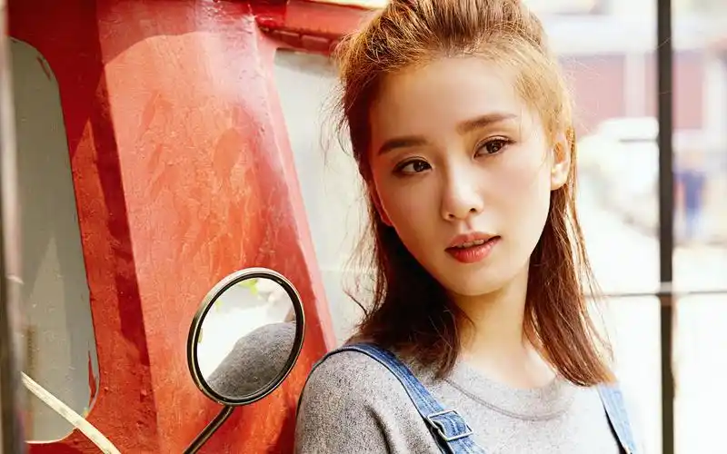 刘诗诗俏皮可爱街拍图片桌面壁纸高清大图预览1920x1200_大陆明星下载