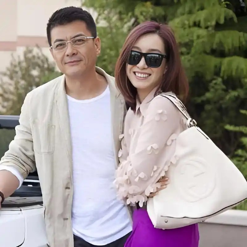 她的丈夫王新军非常疼爱他的妻子!