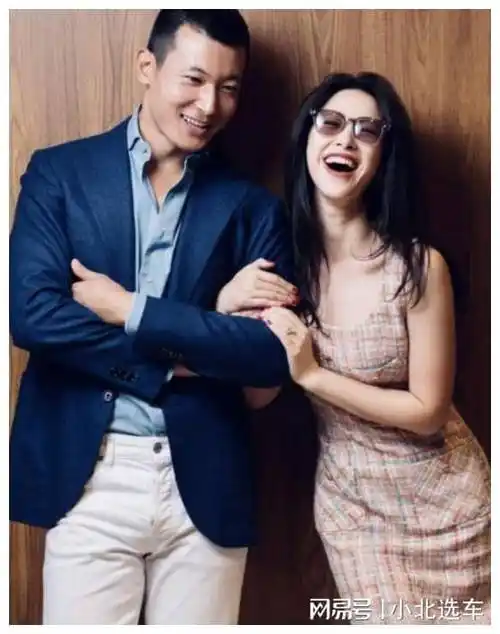 也不知道现任老公王昀佳用了什么招数,才把朱珠给拿下,真让人羡慕,最