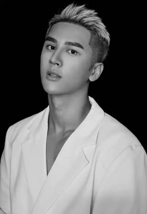 董玉峰时尚摩登大片释出 于交错光影中展露清冷成熟气息