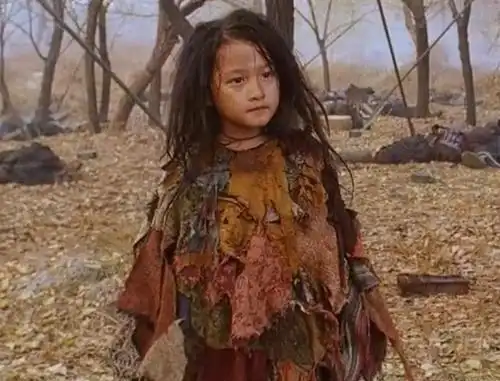 关晓彤4岁的时候,演了《无极》里的乞丐女孩小倾城被大家熟知.