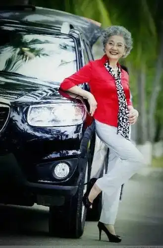 80岁神仙奶奶涂口红做模特比18还惊艳