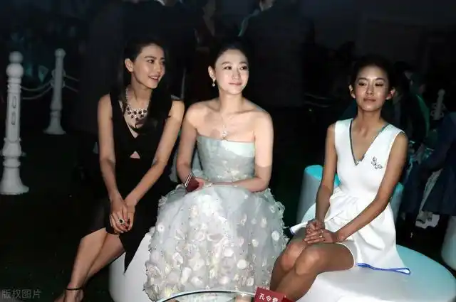 我的天啦!合照杀手李小冉,是怎么用肤色碾压99%女明星的?