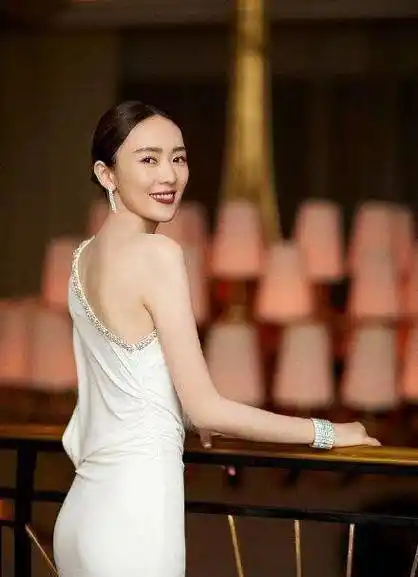 童瑶着白色礼服秀香肩,红唇配干练盘发气质优雅,越看越像章子怡_童谣