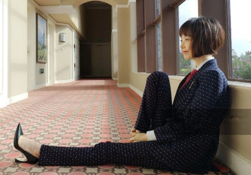 黑色的高跟鞋一穿,鲁豫的气场很高呐,而且给我们带来了腿长一米八的既