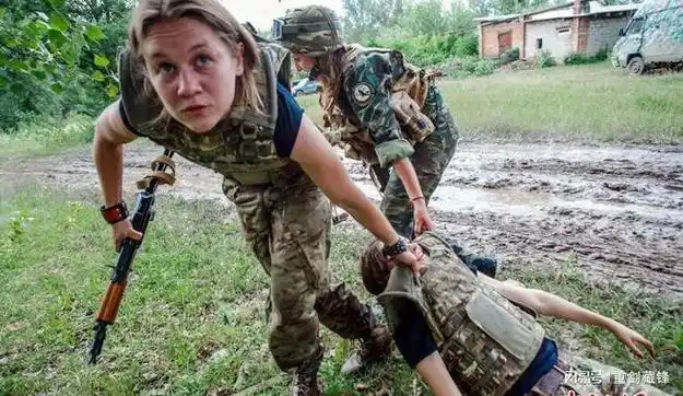 俄乌战场年轻的乌克兰女兵的尸体躺在冰冷的战场上无人收尸