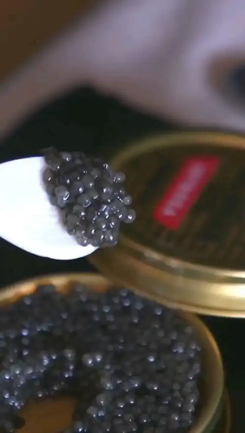 吃鱼子酱时拒绝咀嚼,一定不要牛嚼牡丹一般,而是应该用舌尖压爆,跟