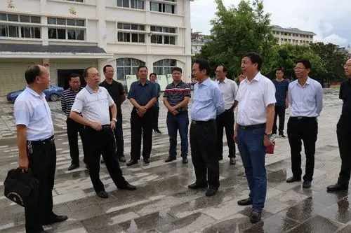 陆书记带队到大姚一中考察,大姚一中校长薛川介绍学校基本情况.