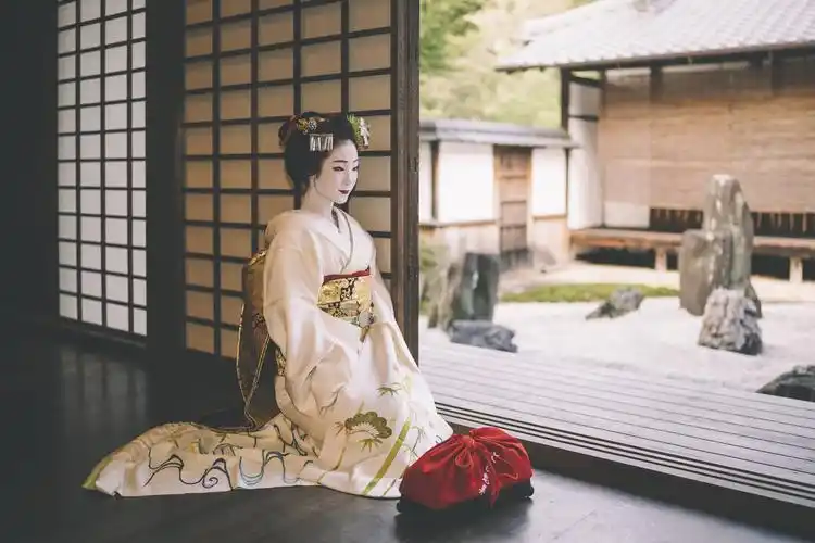 "箂亭"芸伎とし真菜"箂亭日本艺伎(geisha)产生于17世纪的东京和大阪