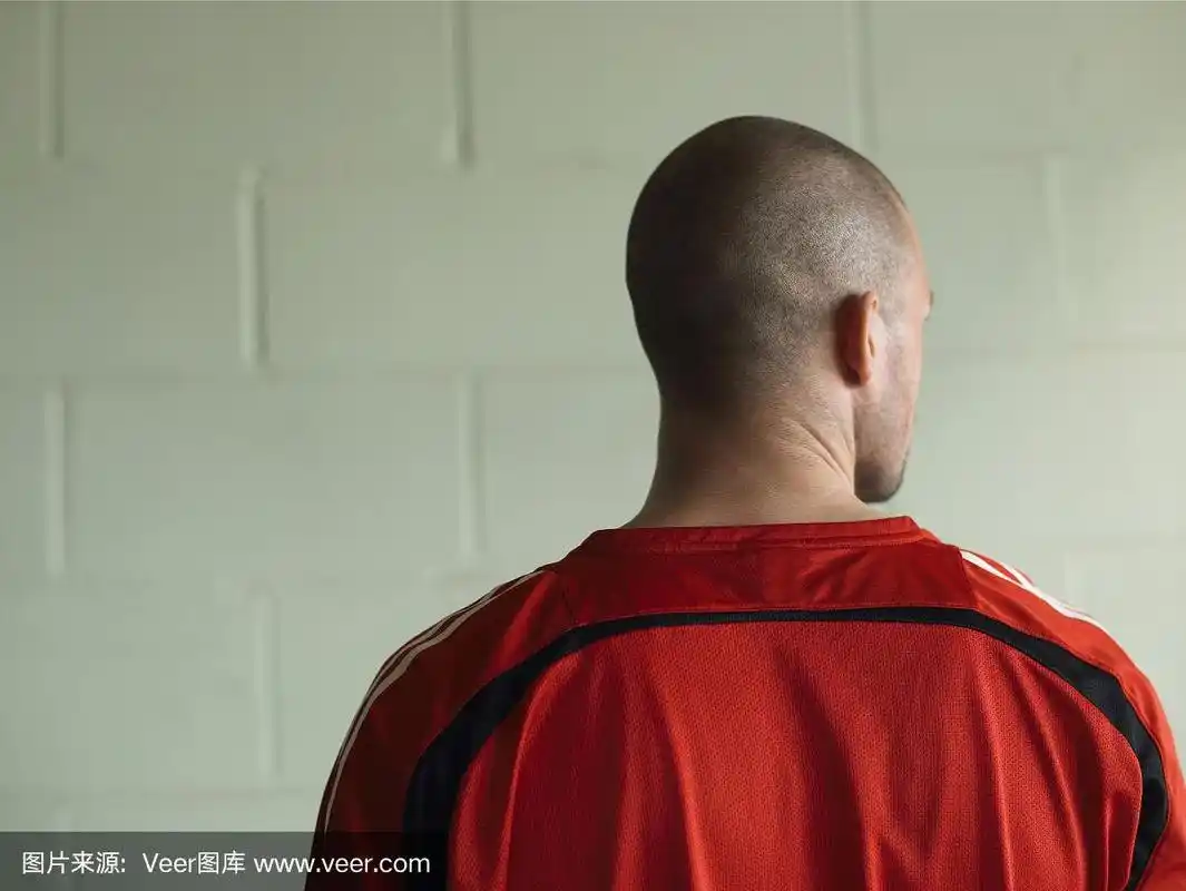 光头足球运动员的后视图