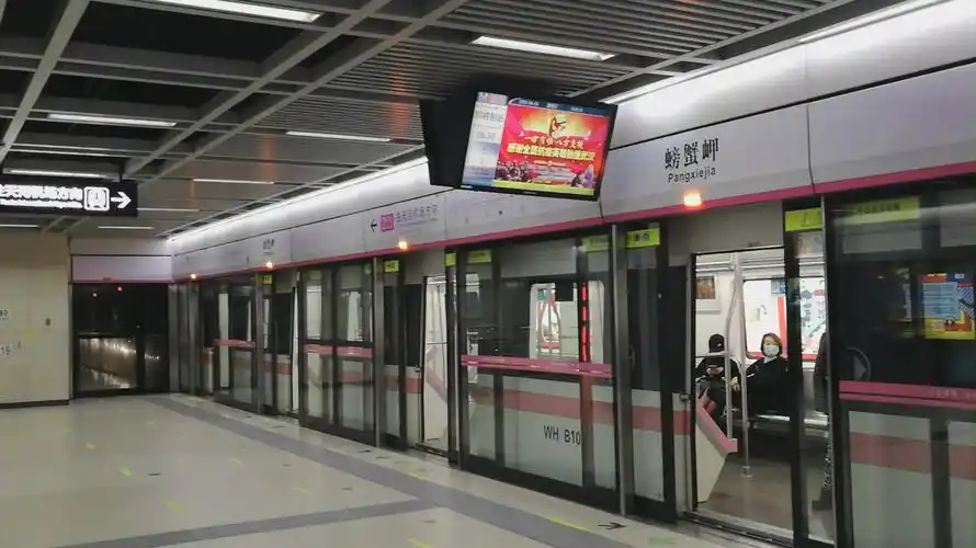 武汉地铁二号线b10列车驶离螃蟹岬站疫情后的第一次运转拍车