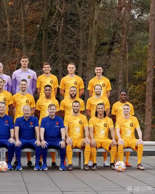 荷兰国家队发布了他们世界杯阵容的全家福主教练范