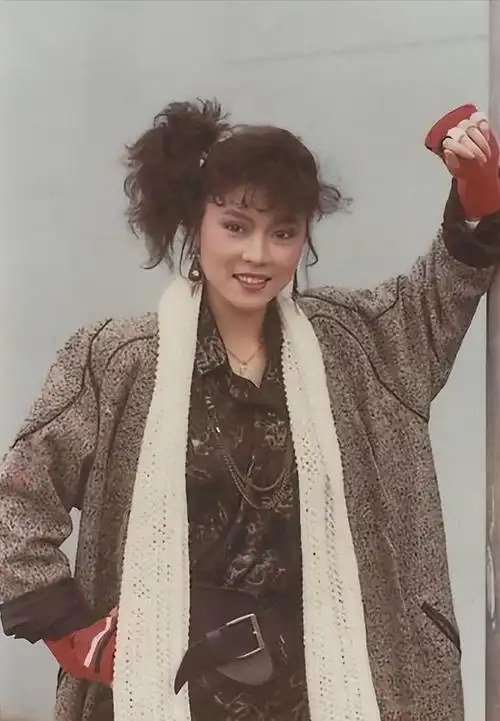 同是郑少秋的基因把3个老婆的4个女儿一对比差距就出来了