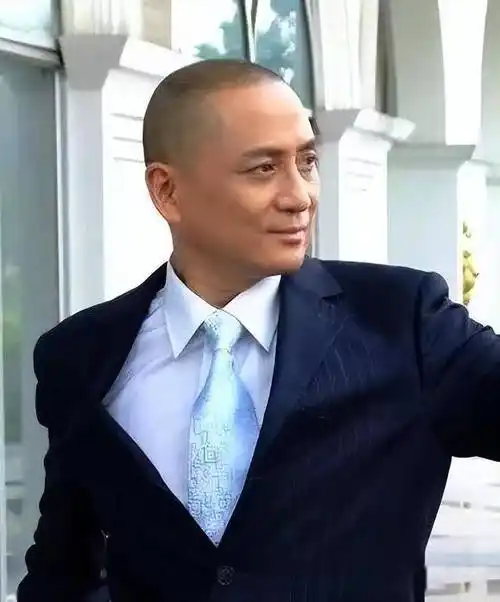 大部分男星到了年龄之后,不是发福就是油腻,而汤镇业反倒是越来越清爽