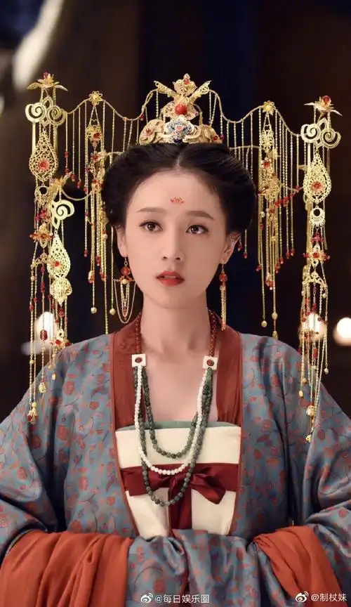 近年古装剧女星的头饰:倪妮,赵丽颖,唐嫣等,你喜欢谁的? zt