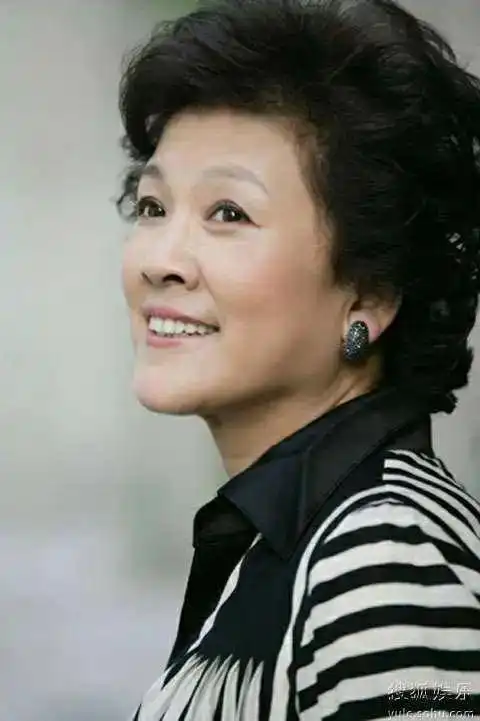 她是国家一级演员,结婚40多年未有孩子,60岁终圆母亲梦!