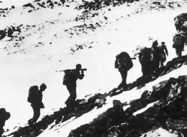 红军长征怎么过沼泽地的一位女兵想出奇妙办法轻而易举通过