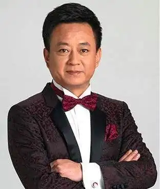 54岁朱军近况曝光,面色暗沉眼袋明显,大肚腩太抢镜