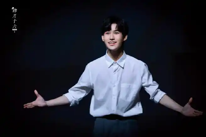 张真源音乐剧家路透#张真源音乐剧《家》饭拍路透~白衬衫,隐隐约约的