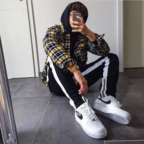 男生对镜子自拍技巧,秀穿搭秀潮鞋一步搞定,又酷又帅秒变男神