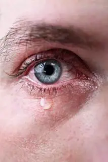 蓝眼睛的男人在悲哀而又充满的坳陷痛苦的眼泪哭的特写