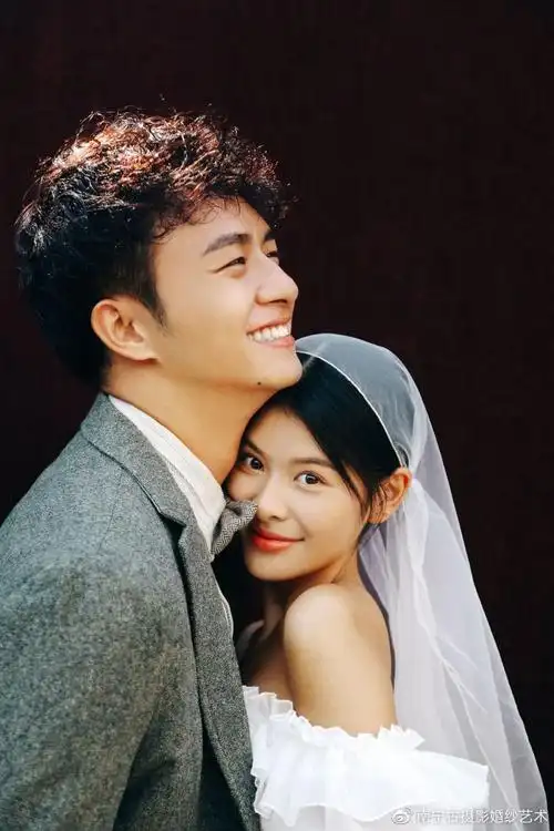 摆拍凹造型出来的婚纱照像大片却没有真实情感,或者跟随潮流拍的婚纱