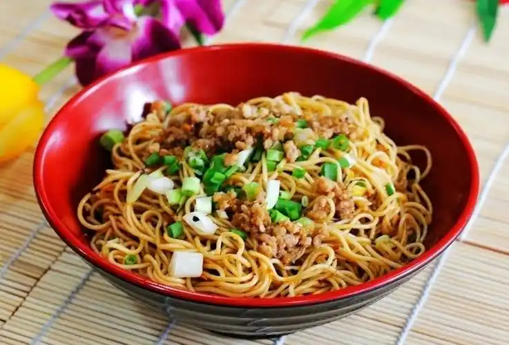 2,将油炸花生仁放入保鲜袋中,用擀面杖将其碾碎.