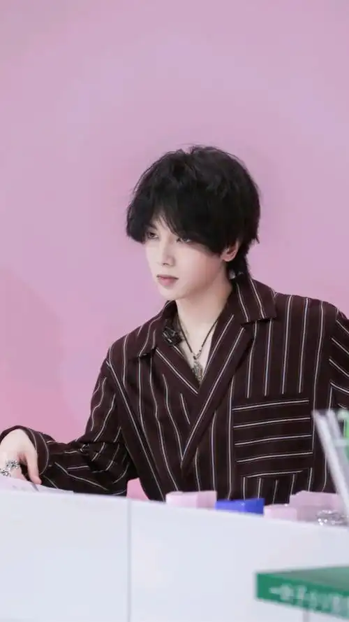 【华晨宇水仙文】《秘书卷儿与他的黏人上司》 飒卷 /卷飒 一章全