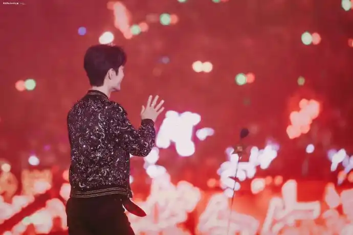 肖战#19年星光大赏的红海肖战和红色就是超级搭配肖战,红海只为你