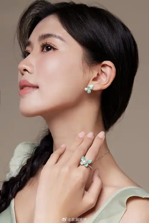 清新优雅的绿色结合珍珠,戴上手真的太美了  灵动活泼的款式对于瘸＃