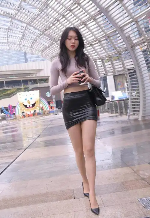 会穿搭的女人就是自信穿短皮裙秀美腿气质显得优雅又高冷