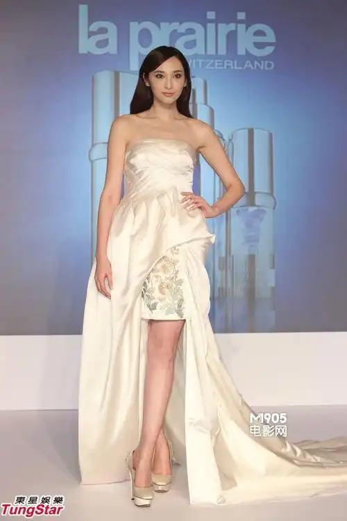 女星吴佩慈11日身穿白色长礼服,亮丽出席品牌代言活动,她开心