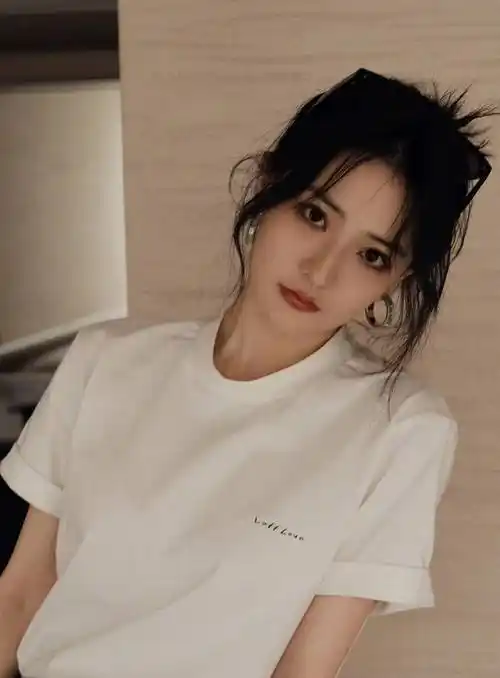 有网友曝光徐璐和香港男演员吴崇轩一起逛街的照片,两人看起来关系很