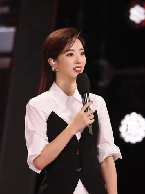 央视主持李思思官宣离职,发32字告别原因成焦点,小号曝未来动向