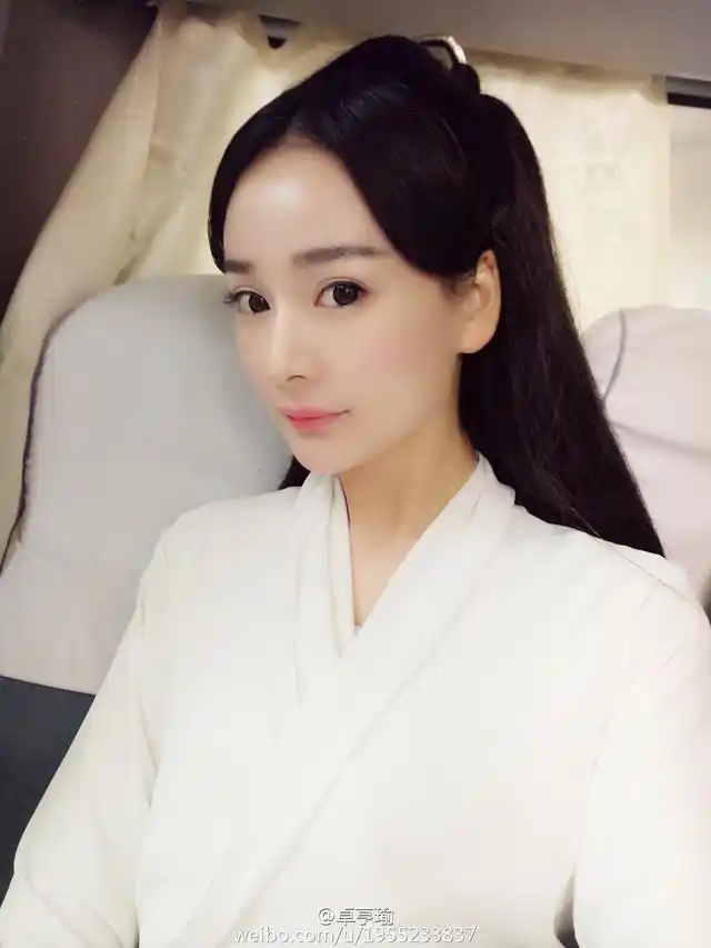 杨幂替身卓亨瑜已结婚产子,大方晒老公和儿子照片分享喜悦!