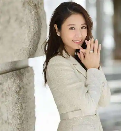 林心如端午晒街拍小腹凸起,被网友质疑怀二胎,她回复的表情亮了