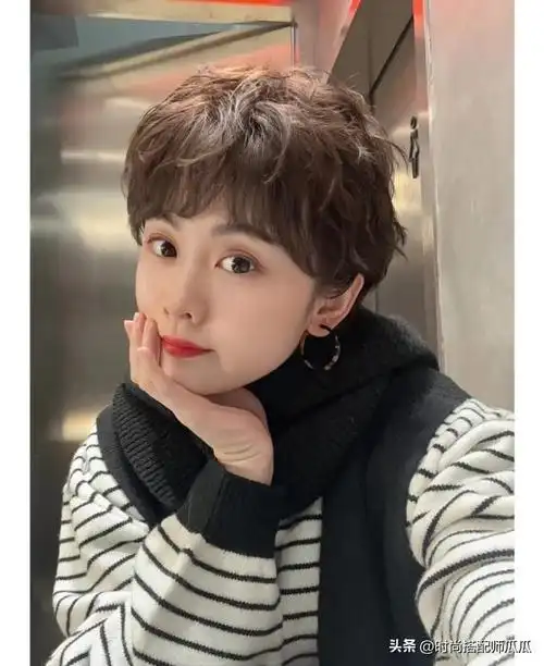 这三款流行设计《短发的推荐款式》短发减少了头发的长度之后再去烫卷