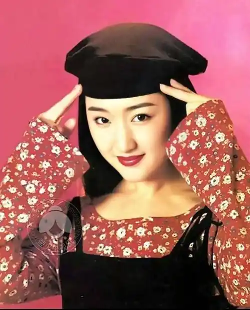 难怪爸爸年轻时把她当"梦中情人",原来杨钰莹这么美!_造型_设计_衣料