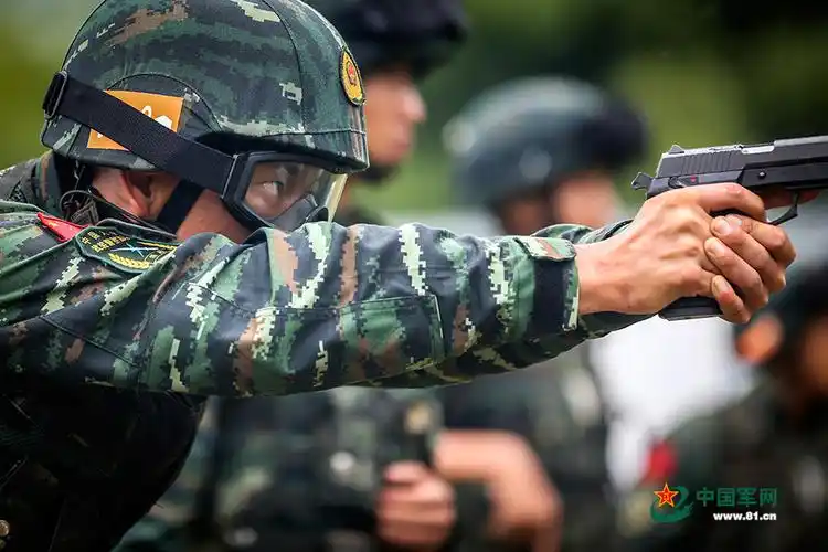 眼神中展现出永不服输的精神.