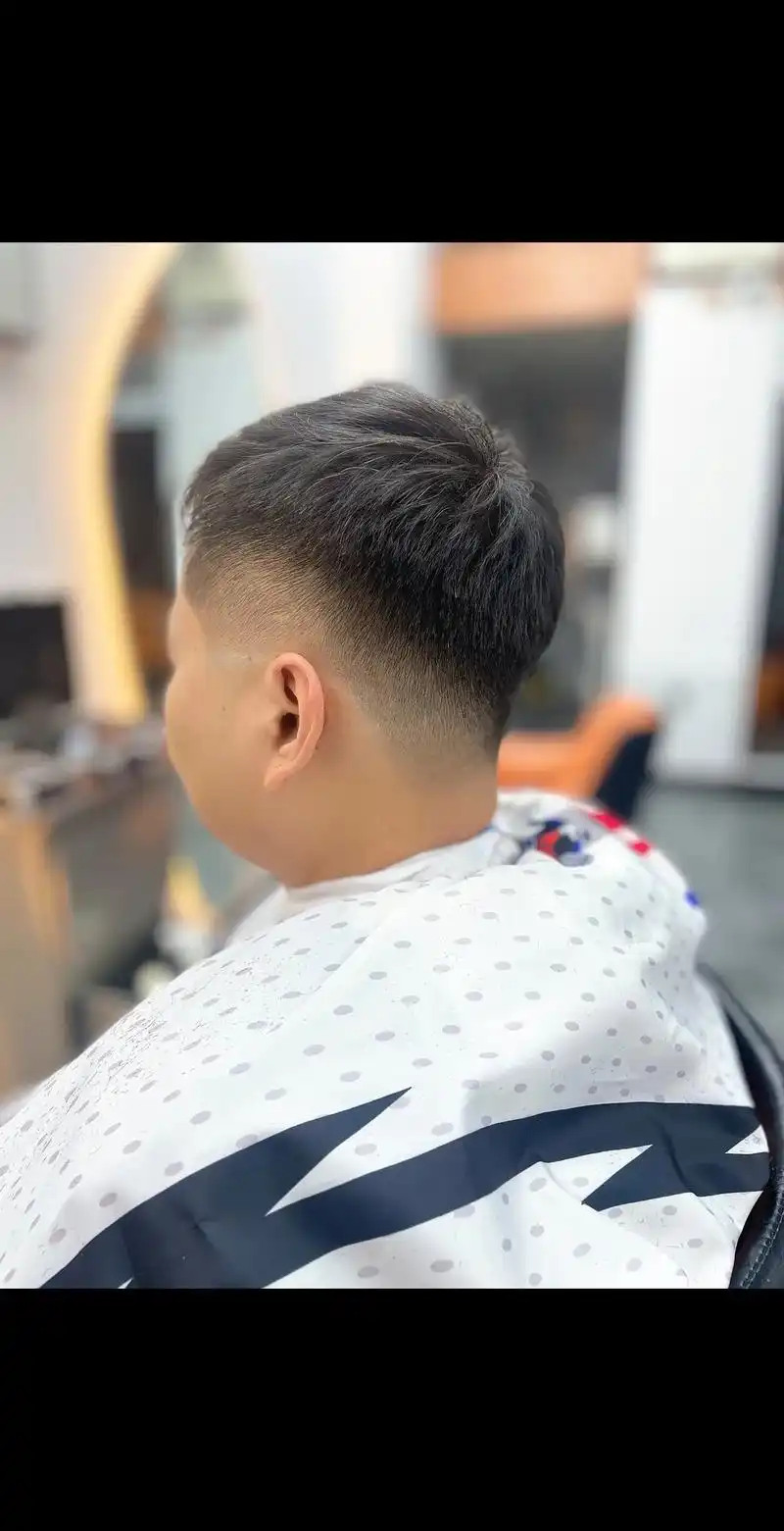 离忧理发馆男士发型(15)自然渐变可打理侧背后背头适合#椭圆 - 抖音