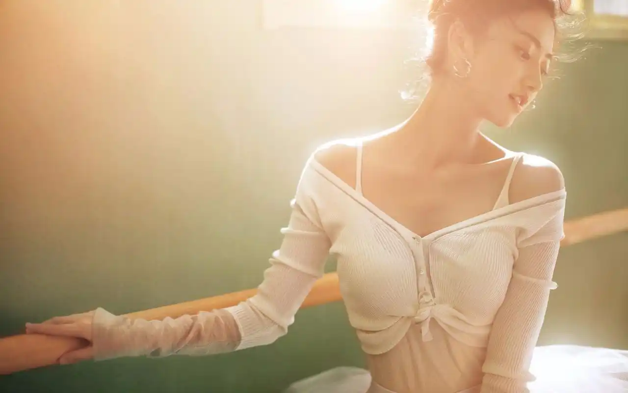 黄圣依是上海人,却长得十分大气,她是一个多栖女艺人,可以说是全方位