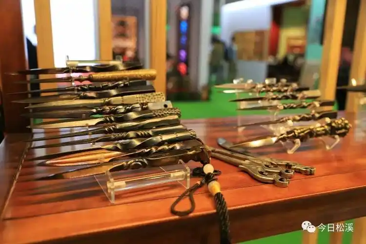 在传承湛卢宝剑锻造技艺的基础上,倾心研发出了手工锻造的青虹茶刀