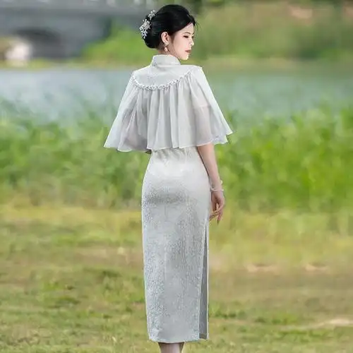 普通女人夏天穿白色旗袍高贵典雅有气质,让你成为人群中的焦点