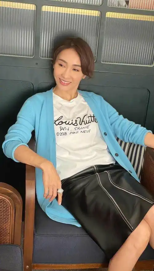 50岁黎姿气质依旧穿皮裙成熟大气上明下暗法素雅又减龄