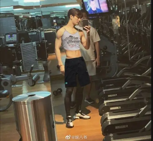 王嘉尔粉丝p图大赛,健身房里大秀肌肉的王嘉尔遭遇滑铁卢