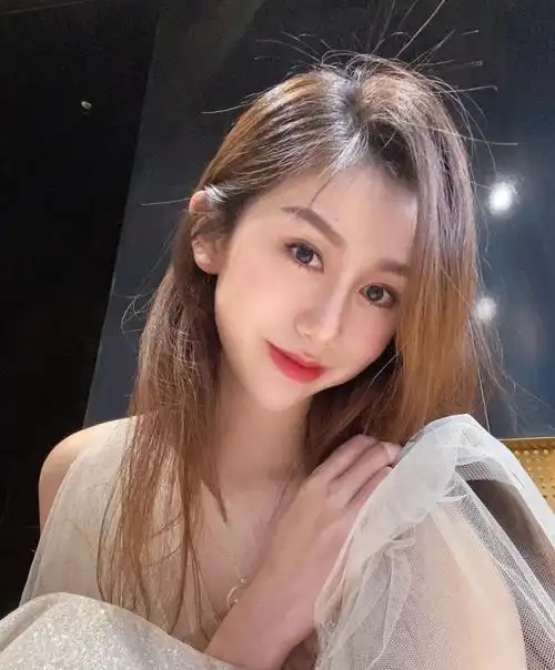 孙悦妻子陈露近照曝光,一袭碎花连衣裙很养眼,身材高挑颜值爆表