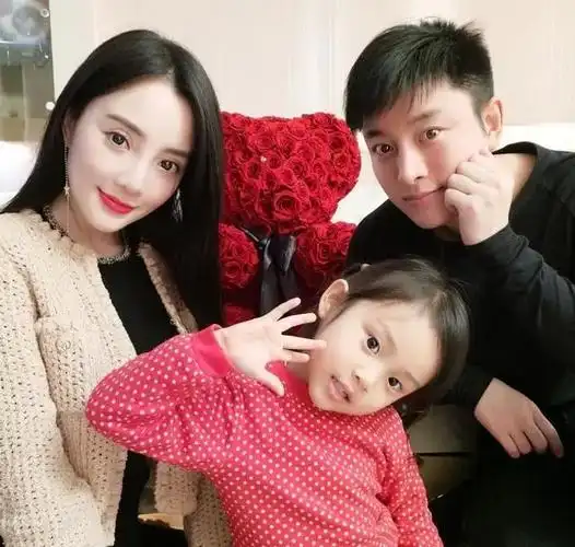 看到别人求婚,贾乃亮泪水鼻涕都流出来了,网友:悲喜交加而泣__凤凰网