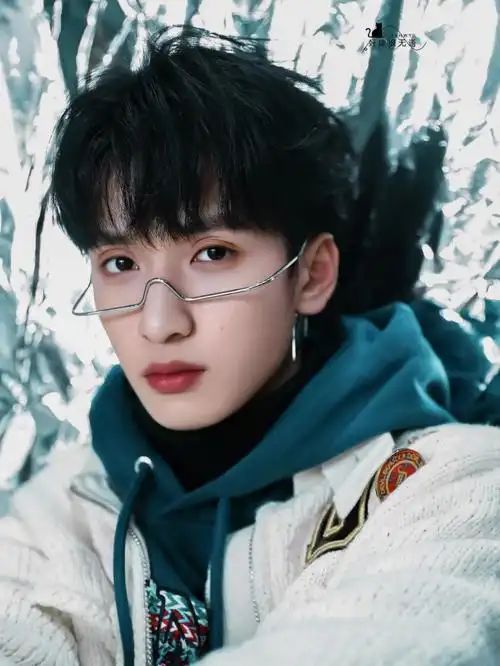 时代峰峻  #严浩翔  #严浩翔壁纸  #时代少年团严浩翔原图私